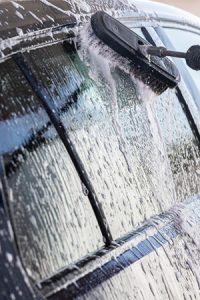 Nettoyer la carrosserie de sa voiture sans abîmer la peinture