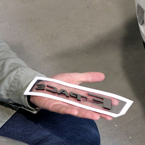 Pose d'un nouveau logo de voiture après désiglage